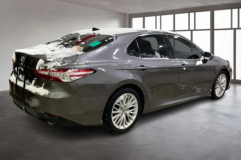 2018 Toyota Camry XLE photo 2