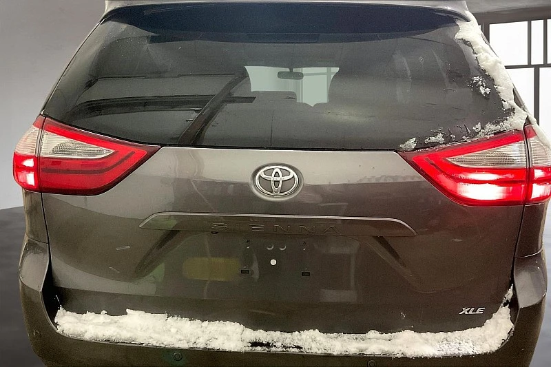 2017 Toyota Sienna XLE photo 4