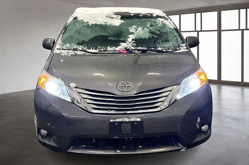 2017 Toyota Sienna XLE photo 3