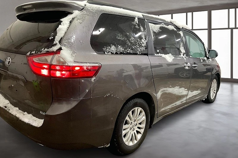 2017 Toyota Sienna XLE photo 2