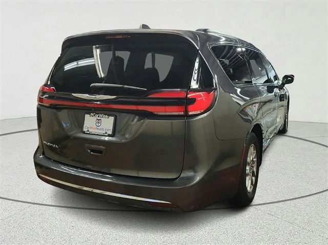 2021 Chrysler Pacifica Touring photo 2