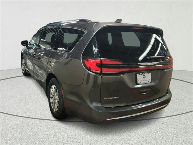 2021 Chrysler Pacifica Touring photo 4
