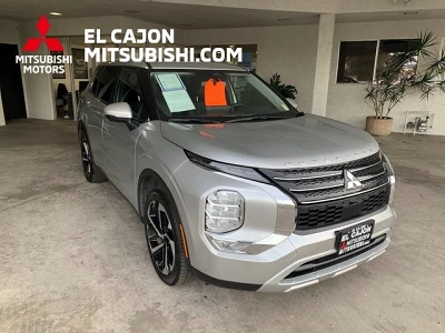 2024 Mitsubishi Outlander SE's photo