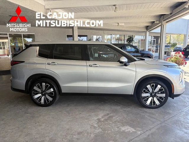 2025 Mitsubishi Outlander SE 2WD's photo