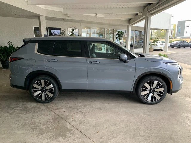 2026 Mitsubishi Outlander SE FWD's photo