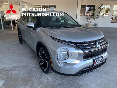 2024 Mitsubishi Outlander SE's photo