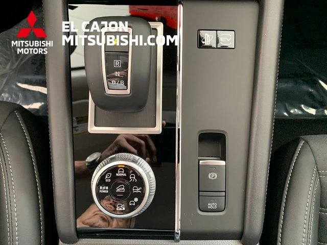 2025 Mitsubishi Outlander Plug-in Hybrid SE - Photo 15