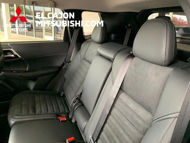 2025 Mitsubishi Outlander Plug-in Hybrid SE - Photo 13