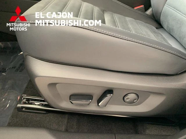 2025 Mitsubishi Outlander Plug-in Hybrid SE - Photo 10