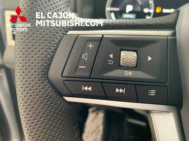 2025 Mitsubishi Outlander Plug-in Hybrid SE - Photo 20