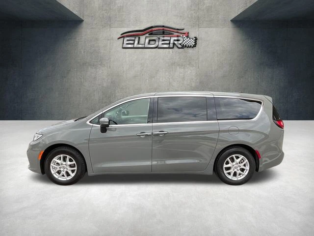 2023 Chrysler Pacifica Touring L's photo