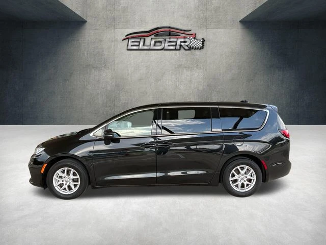 2023 Chrysler Pacifica Touring L's photo