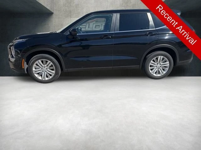 2023 Mitsubishi Outlander ES 2WD's photo