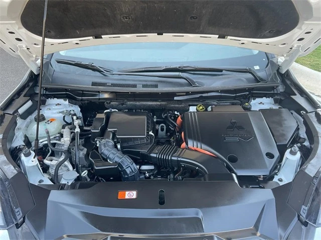 2023 Mitsubishi Outlander PHEV SE photo 4