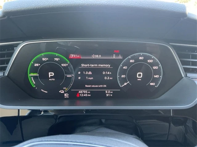 2019 Audi e-tron Prestige photo 2