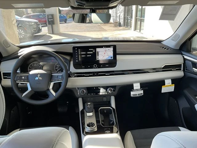 2026 Mitsubishi Outlander SE FWD's photo