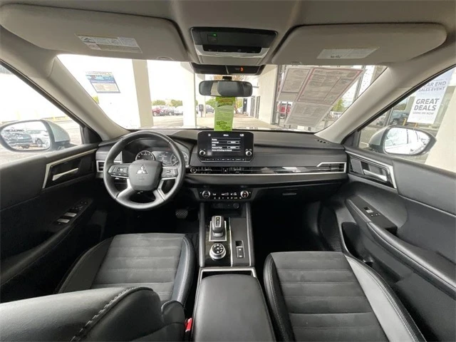 2024 Mitsubishi Outlander SE photo 2