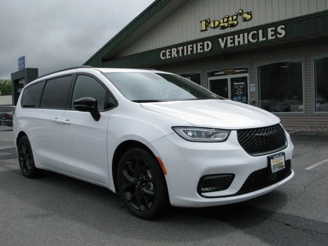 2025 Chrysler Pacifica Limited's photo