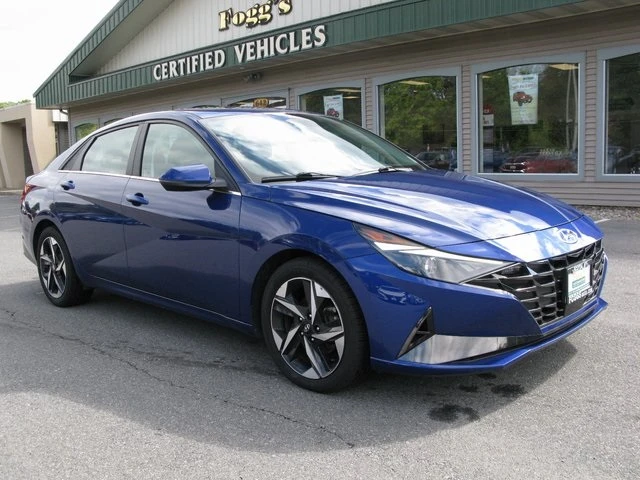 2022 Hyundai Elantra SEL photo 2