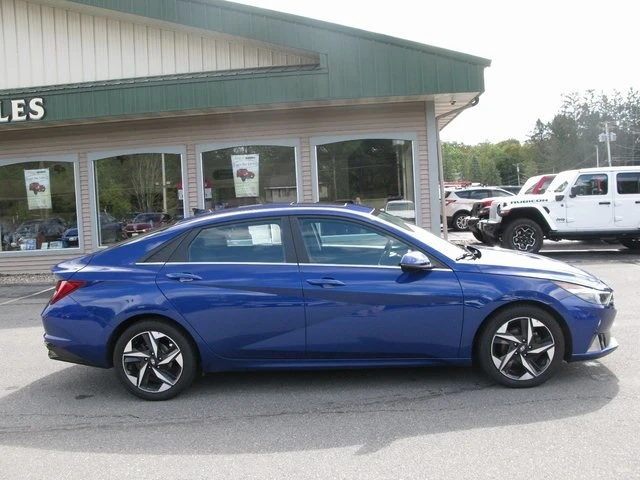 2022 Hyundai Elantra SEL photo 3