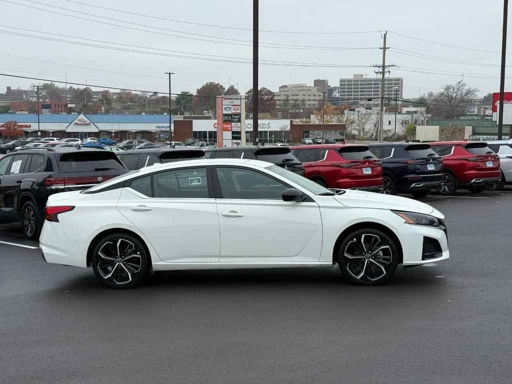 2025 Nissan Altima 2.5 SR photo 2