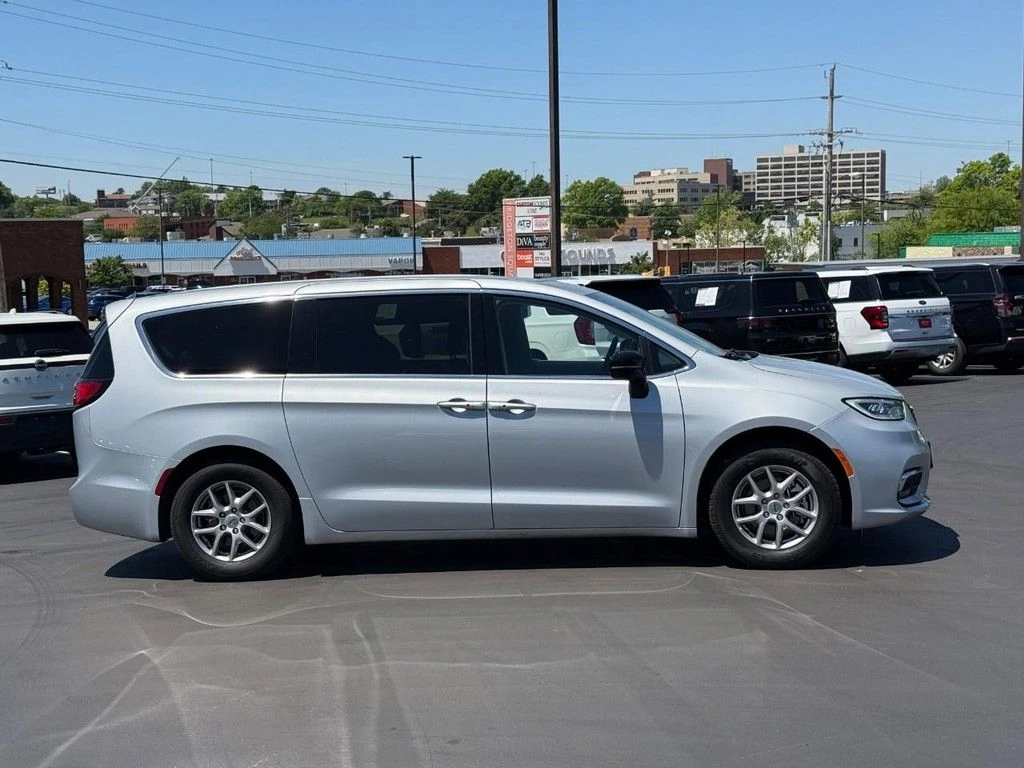 2024 Chrysler Pacifica Touring L's photo