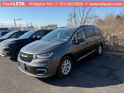 2022 Chrysler Pacifica Touring L's photo