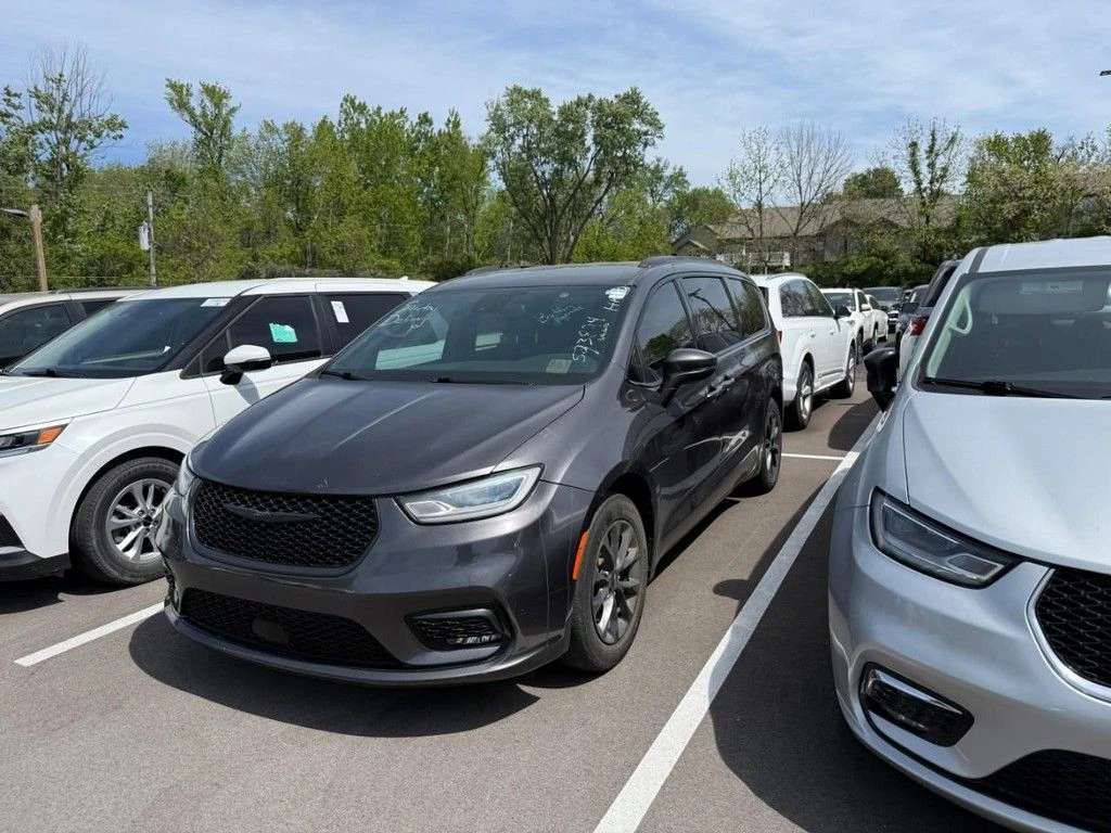2021 Chrysler Pacifica Touring's photo
