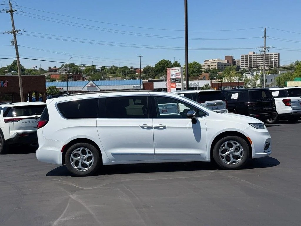 2023 Chrysler Pacifica Limited's photo