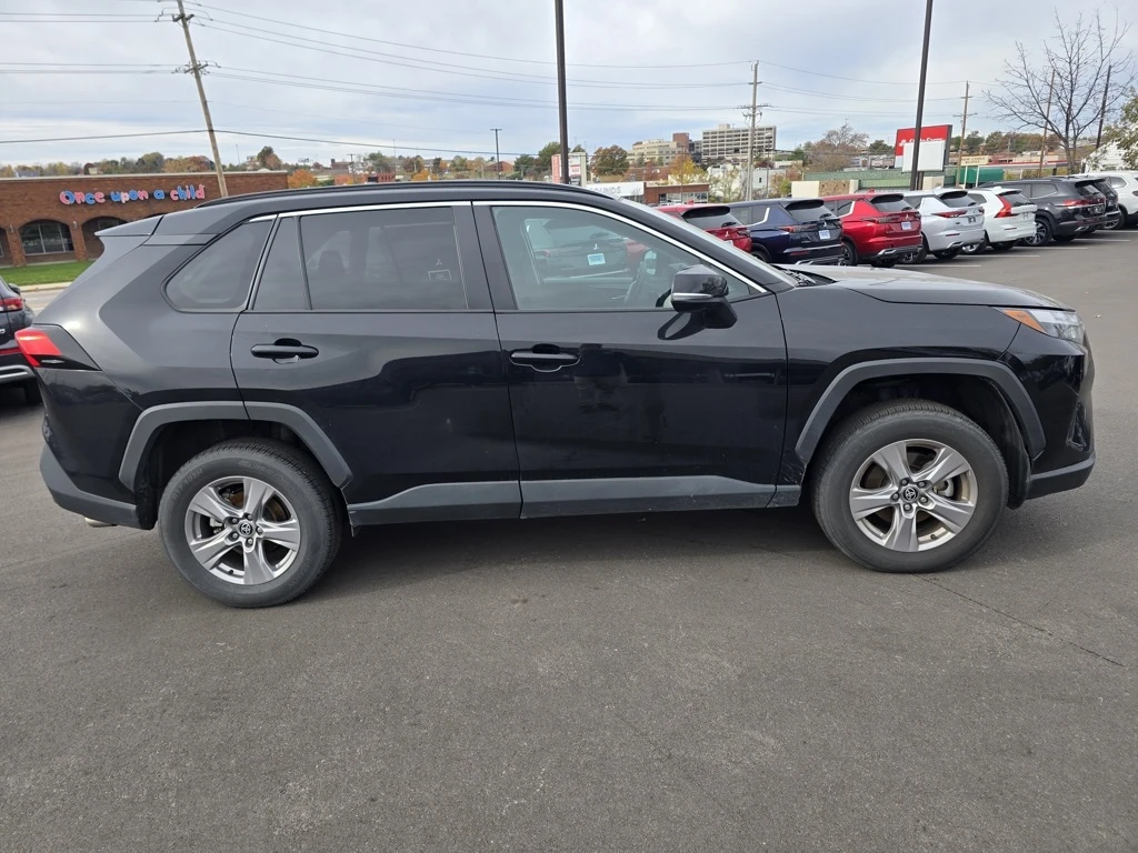 2024 Toyota RAV4 XLE photo 4