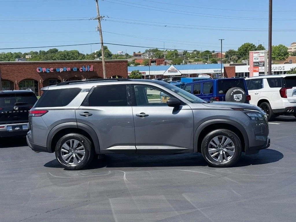 2025 Nissan Pathfinder SV 2WD's photo