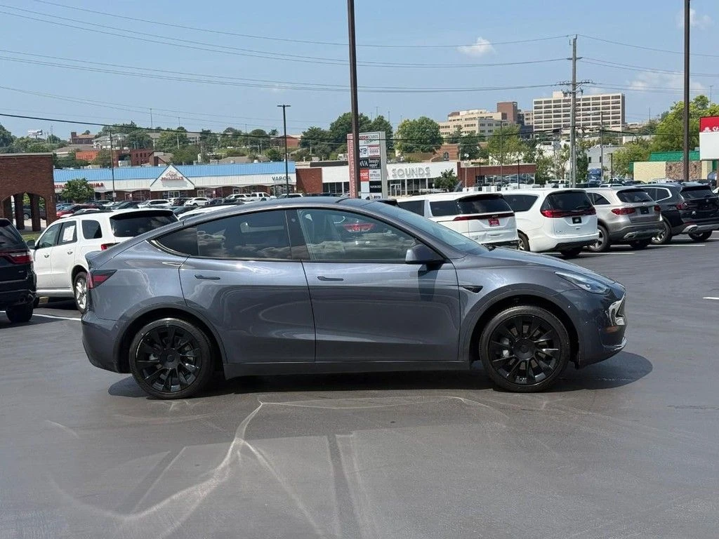 Used 2020 Tesla Model Y Long Range with VIN 5YJYGDEE2LF008228 for sale in Bridgeton, MO