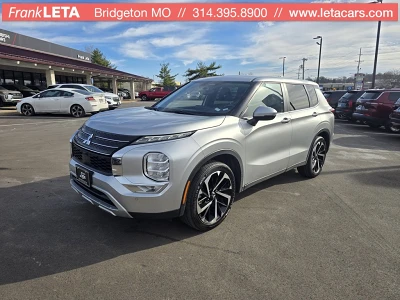 2023 Mitsubishi Outlander SE's photo