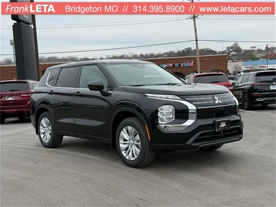 2025 Mitsubishi Outlander ES's photo