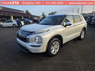 2025 Mitsubishi Outlander ES's photo