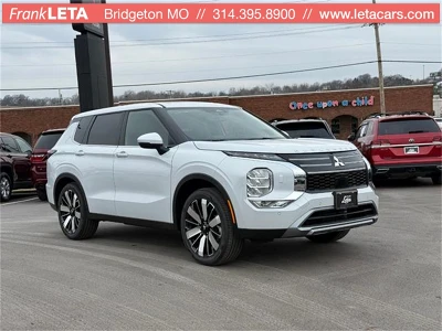 2025 Mitsubishi Outlander SE's photo