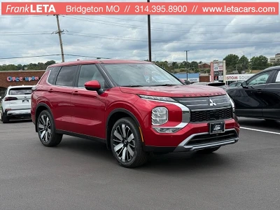 2025 Mitsubishi Outlander SE's photo