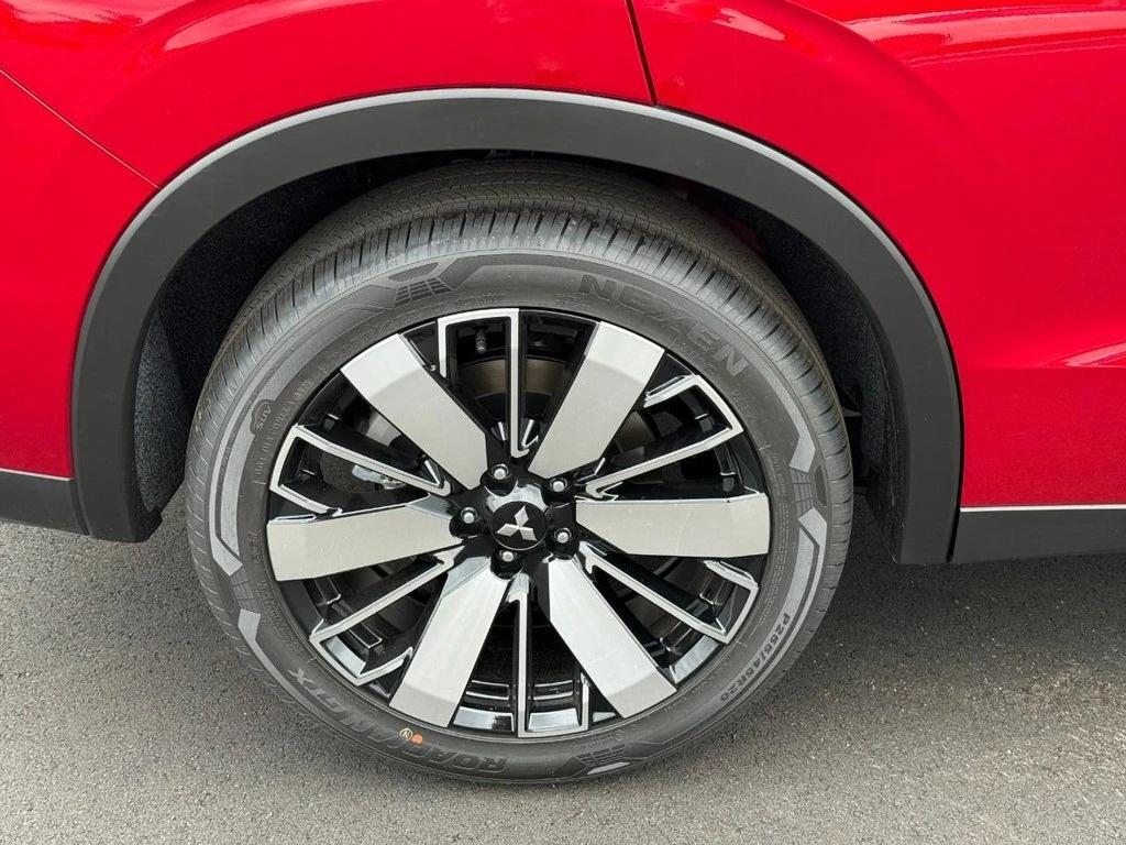 2025 Mitsubishi Outlander SE photo 2