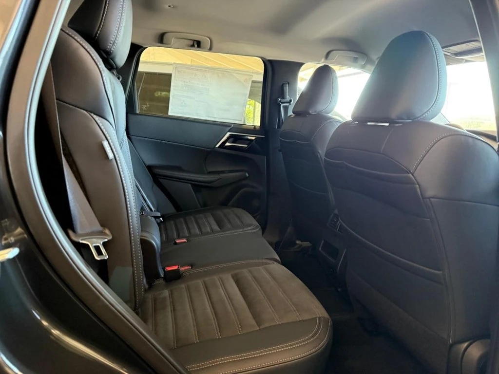 2025 Mitsubishi Outlander PHEV SE photo 3