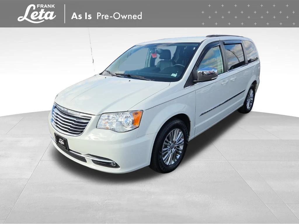 2013 Chrysler Town & Country photo 2