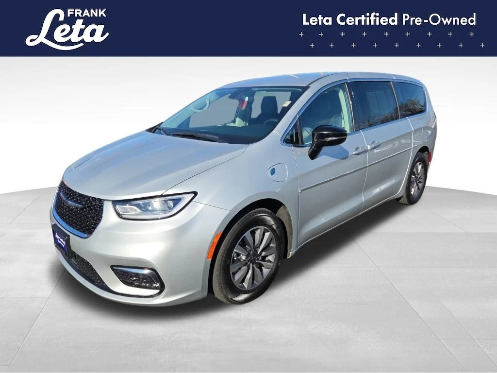 2024 Chrysler Pacifica Hybrid photo 2