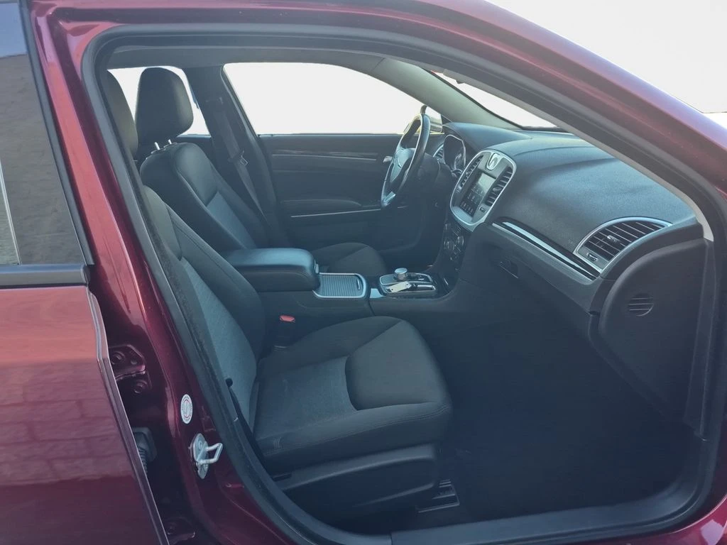 2022 Chrysler 300 Touring - Photo 17