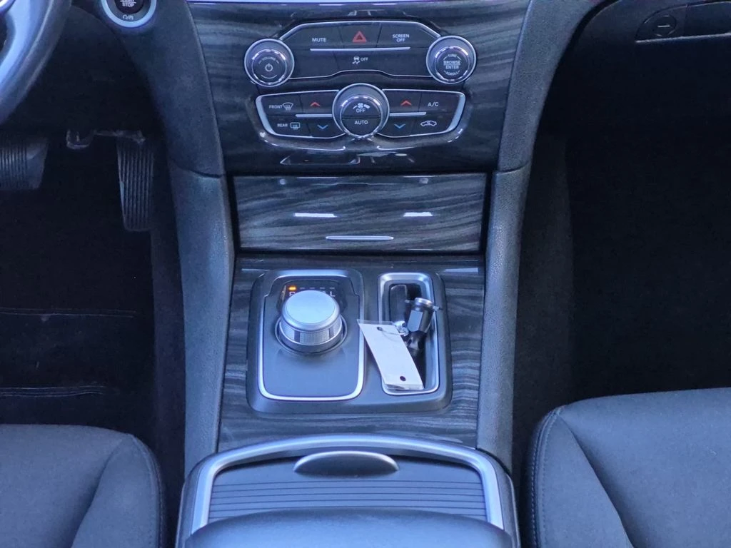2022 Chrysler 300 Touring - Photo 9