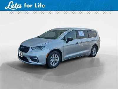 2024 Chrysler Pacifica Touring L's photo