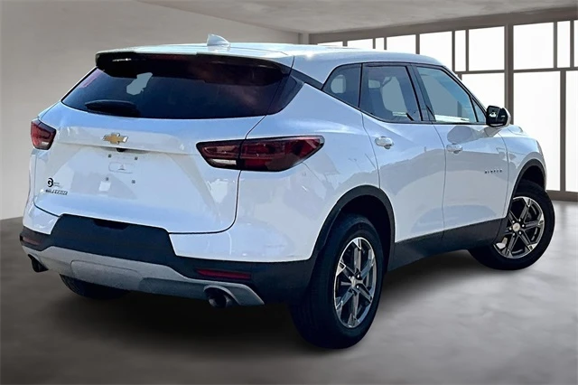 2023 Chevrolet Blazer 2LT photo 2