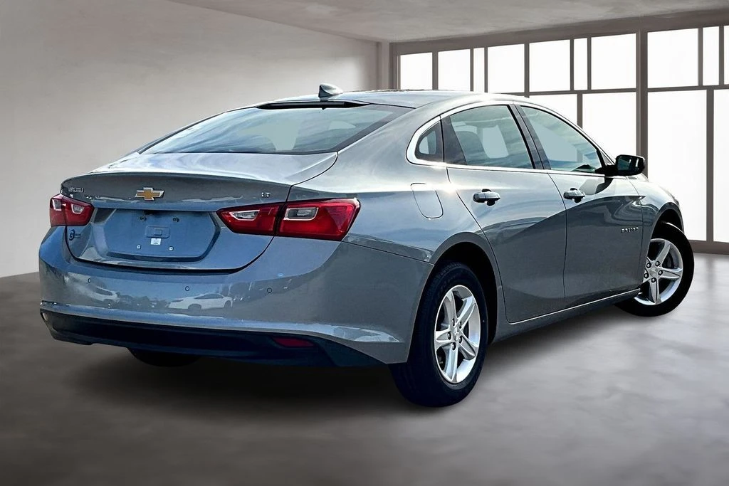 2024 Chevrolet Malibu 1LT photo 2