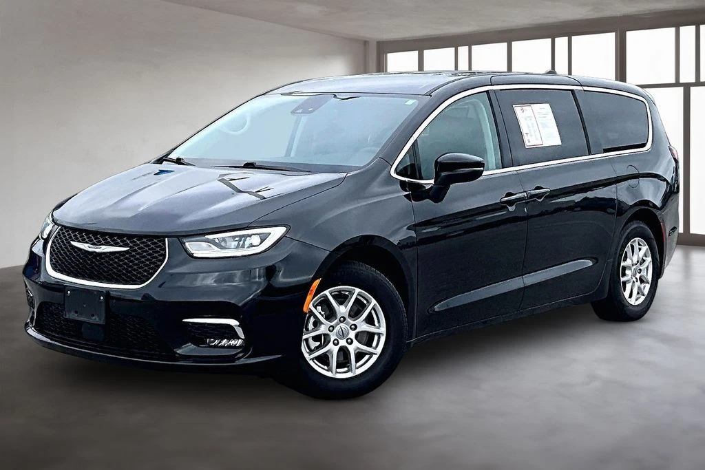 2023 Chrysler Pacifica Touring L's photo