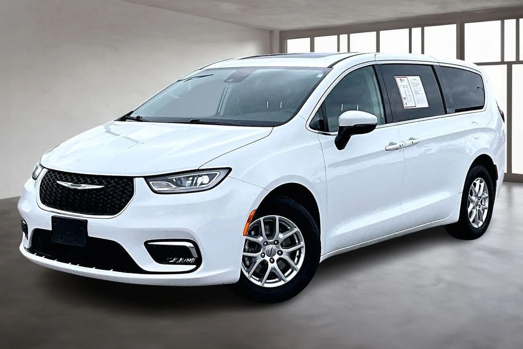 2023 Chrysler Pacifica Touring L's photo