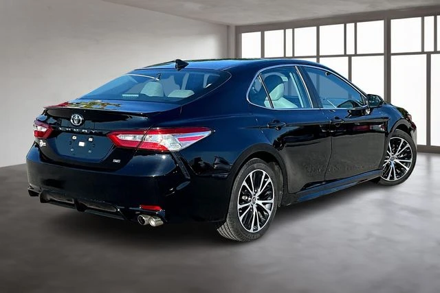 2020 Toyota Camry SE photo 3