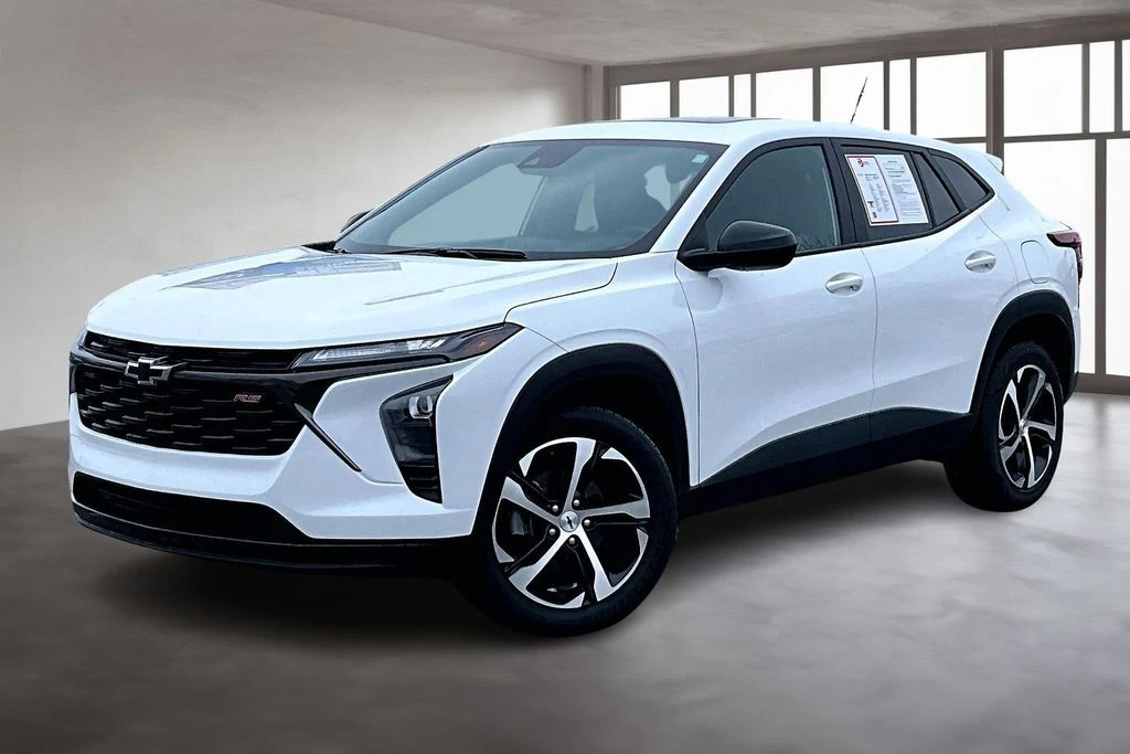 2024 Chevrolet Trax RS photo 2